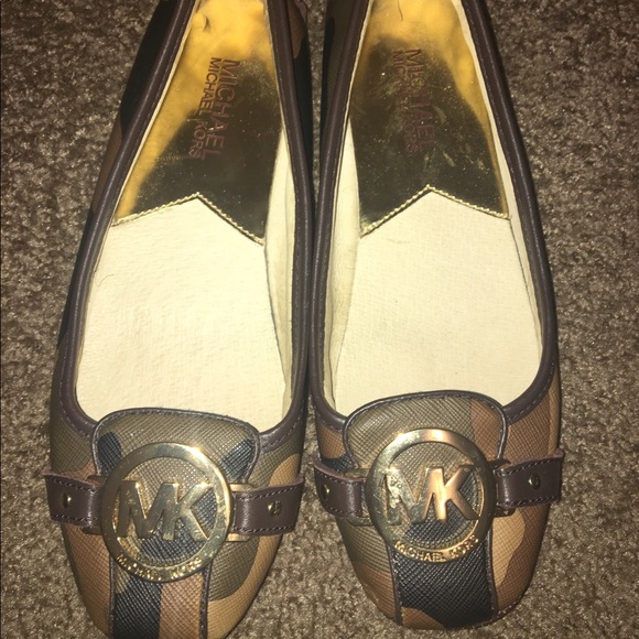 Brand new Michael Kors Flats. Never worn outdoors. - Picture 1 of 3