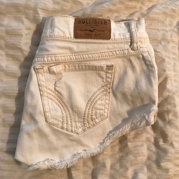white hollister shorts - Picture 2 of 3