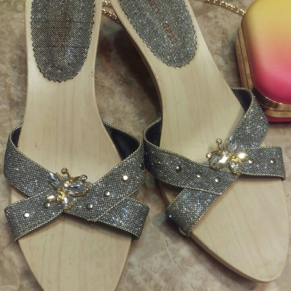 Fabulous & classy sparkly shoes.