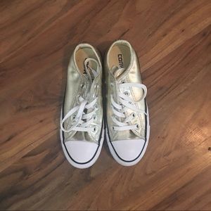 Size 6 women's converse sneakers