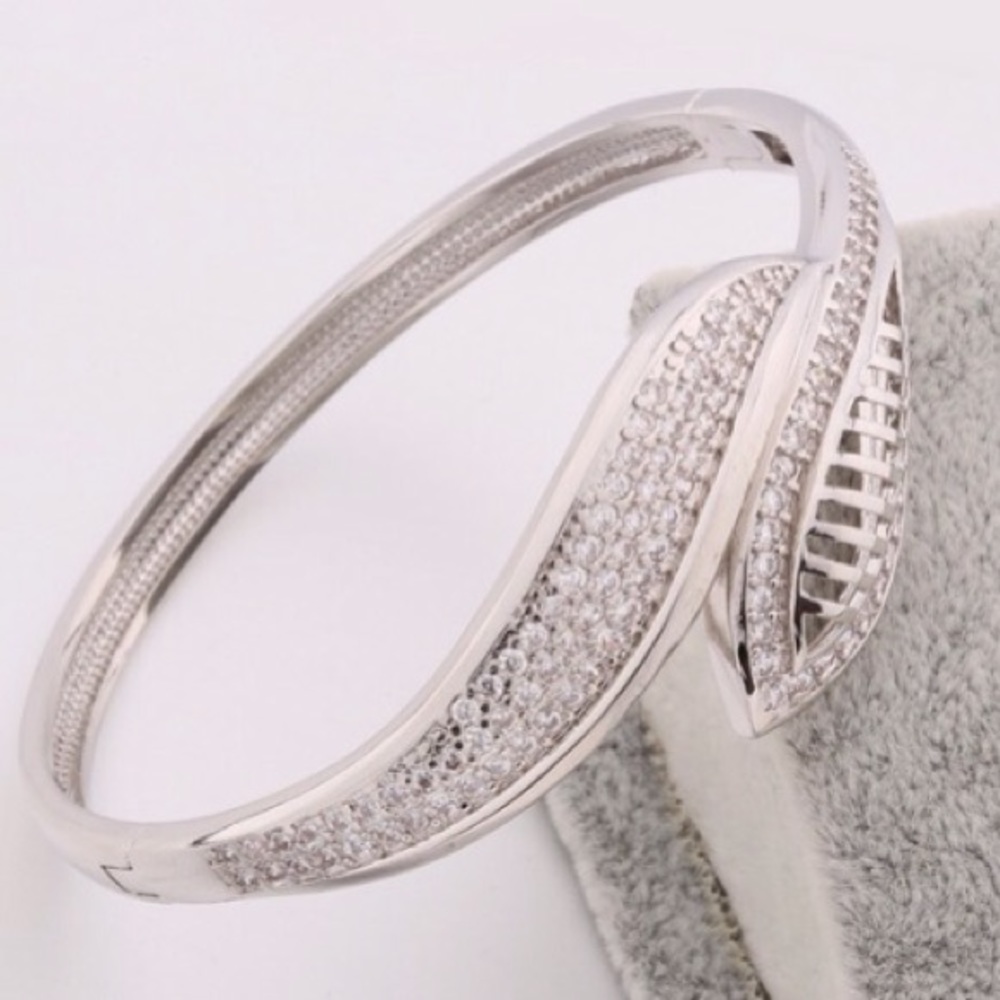 🆕 bangle bracelet.