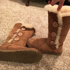 Ugg boats tan. Size 8