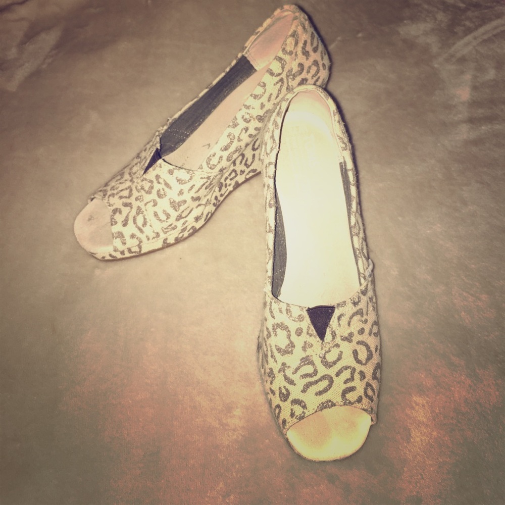 TOMS cheetah wedes