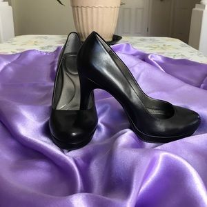 NWOB Classic Black Leather Pumps