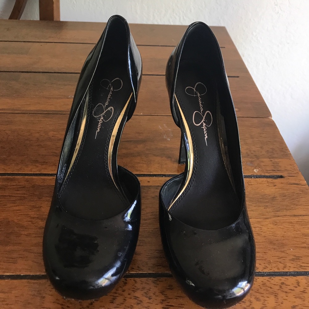 Round toe black patent pumps