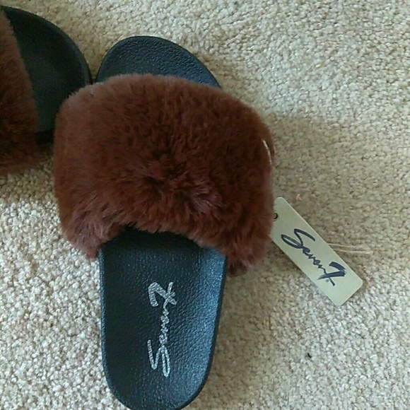 7 for All Mankind slides - Picture 2 of 2