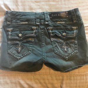 Rockrevival size 29 shorts a lil stretch to them🎉