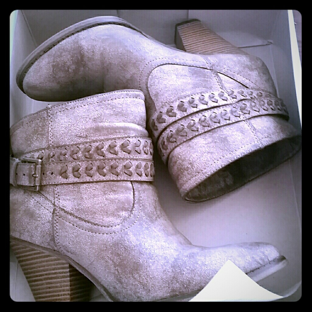 MIA Women's Amysi Distressed Ankle boots