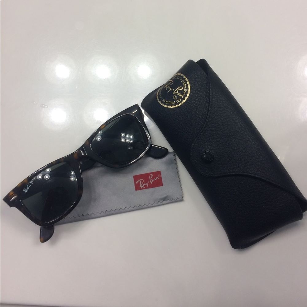 Tortoise shell Ray Ban Wayfarers