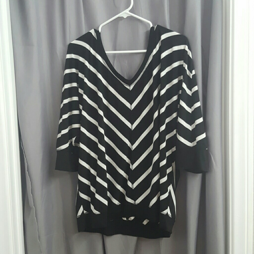 ➕ Criss cross back striped 3/4 sleeved top