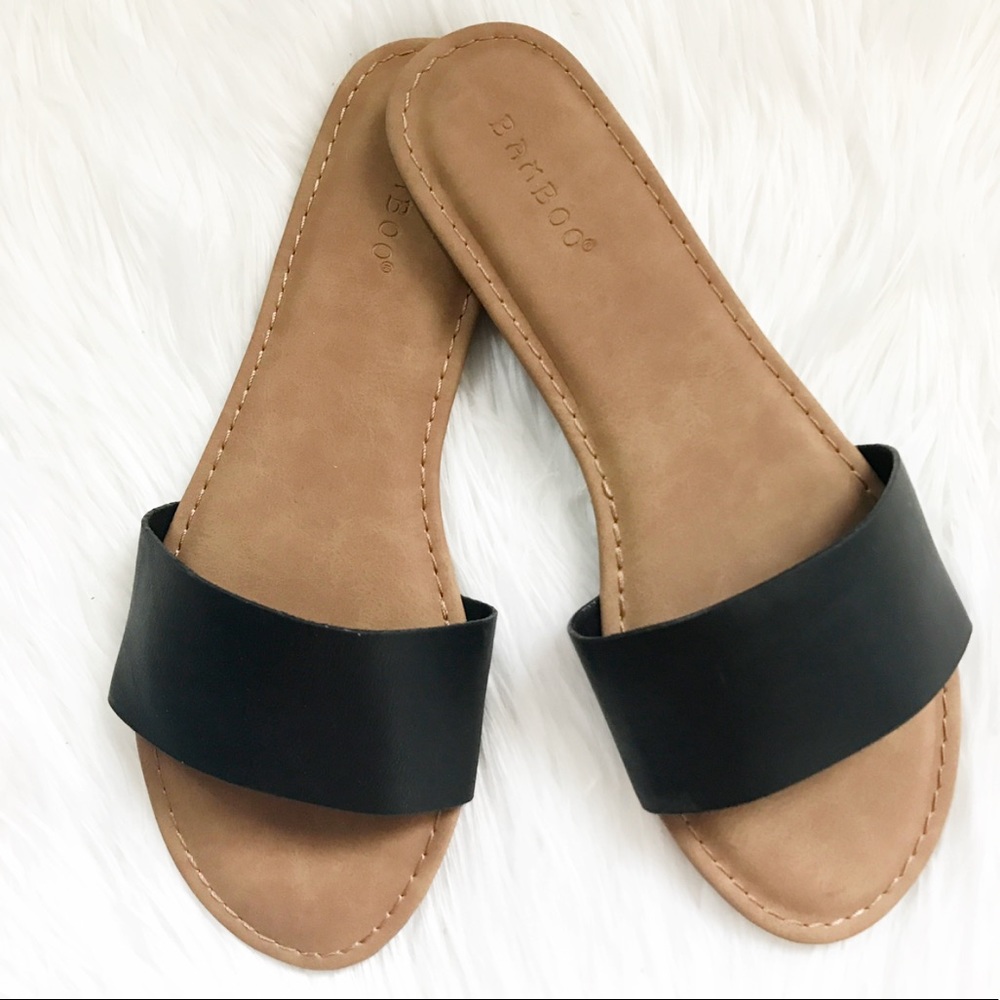 •MAJOR CLEARANCE• BLACK Flat Band Sandals - Picture 3 of 6