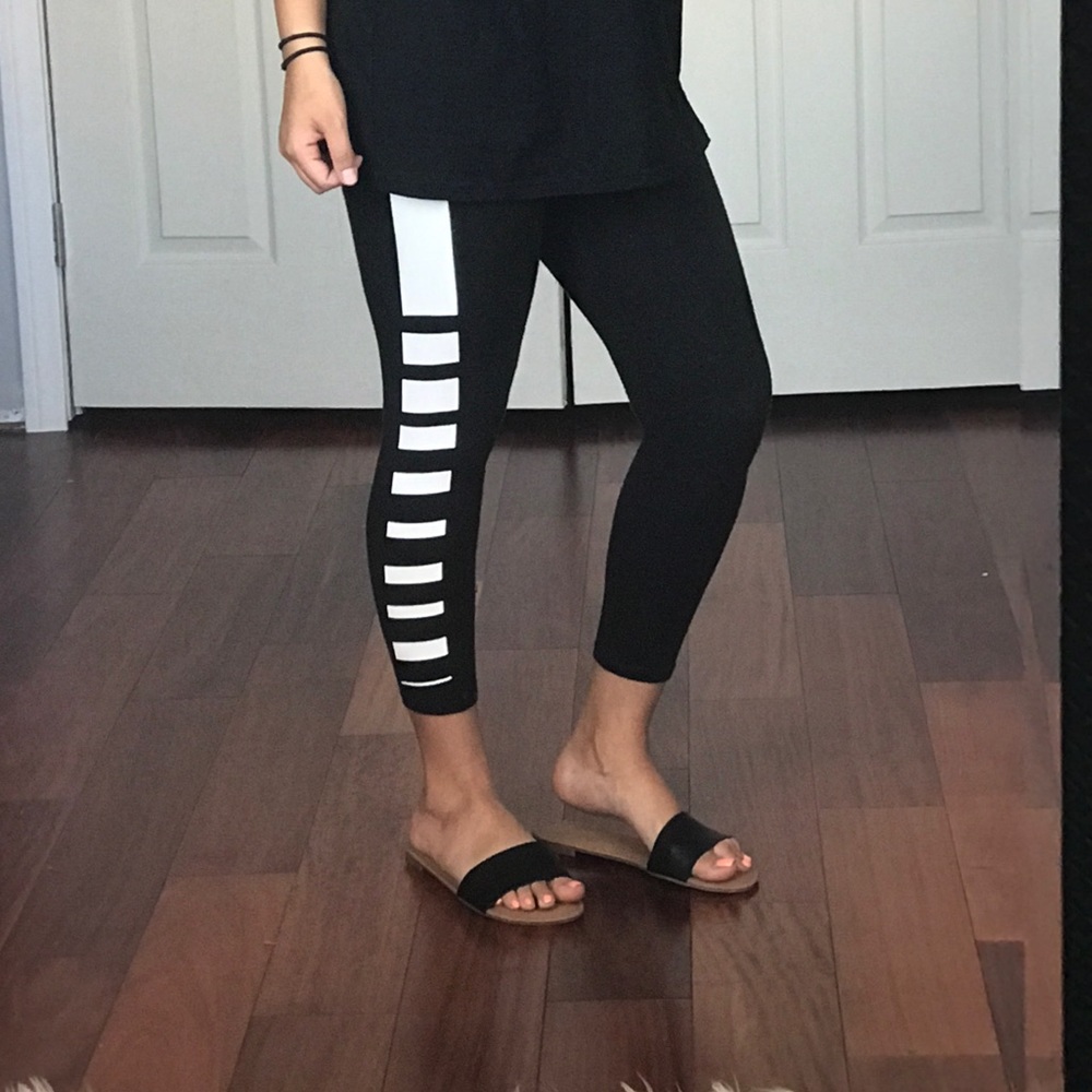 •MAJOR CLEARANCE• BLACK Flat Band Sandals - Picture 4 of 6