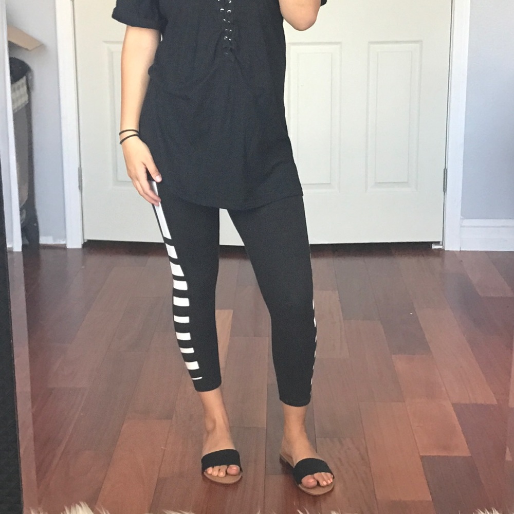 •MAJOR CLEARANCE• BLACK Flat Band Sandals - Picture 5 of 6