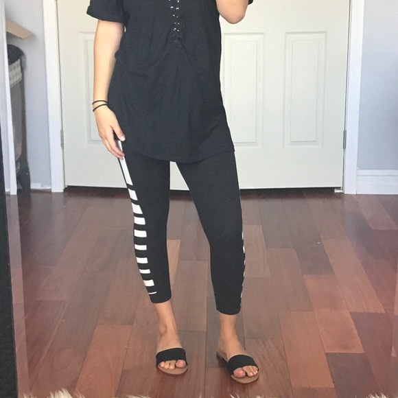 •MAJOR CLEARANCE• BLACK Flat Band Sandals - Picture 5 of 6