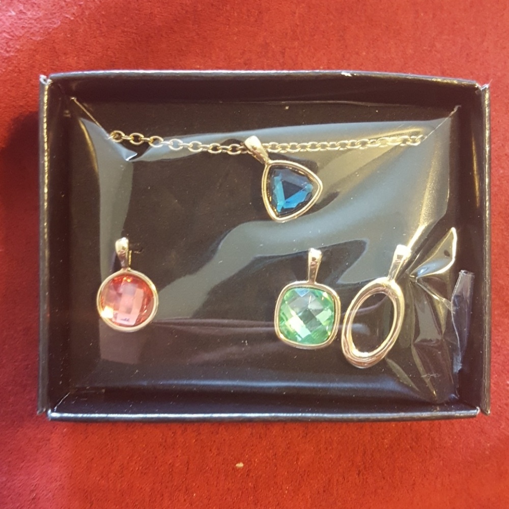 Avon goldtone necklace