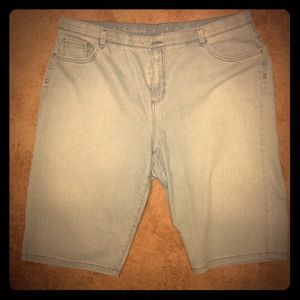 Gloria Vanderbuilt pinstriped capris 22W