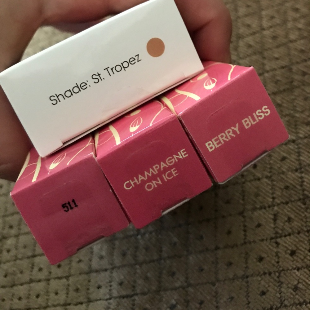 Makeup (pressed foundation and 💄) PRICED TO SELL