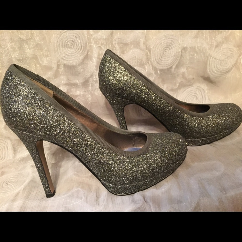 Silver metallic pumps