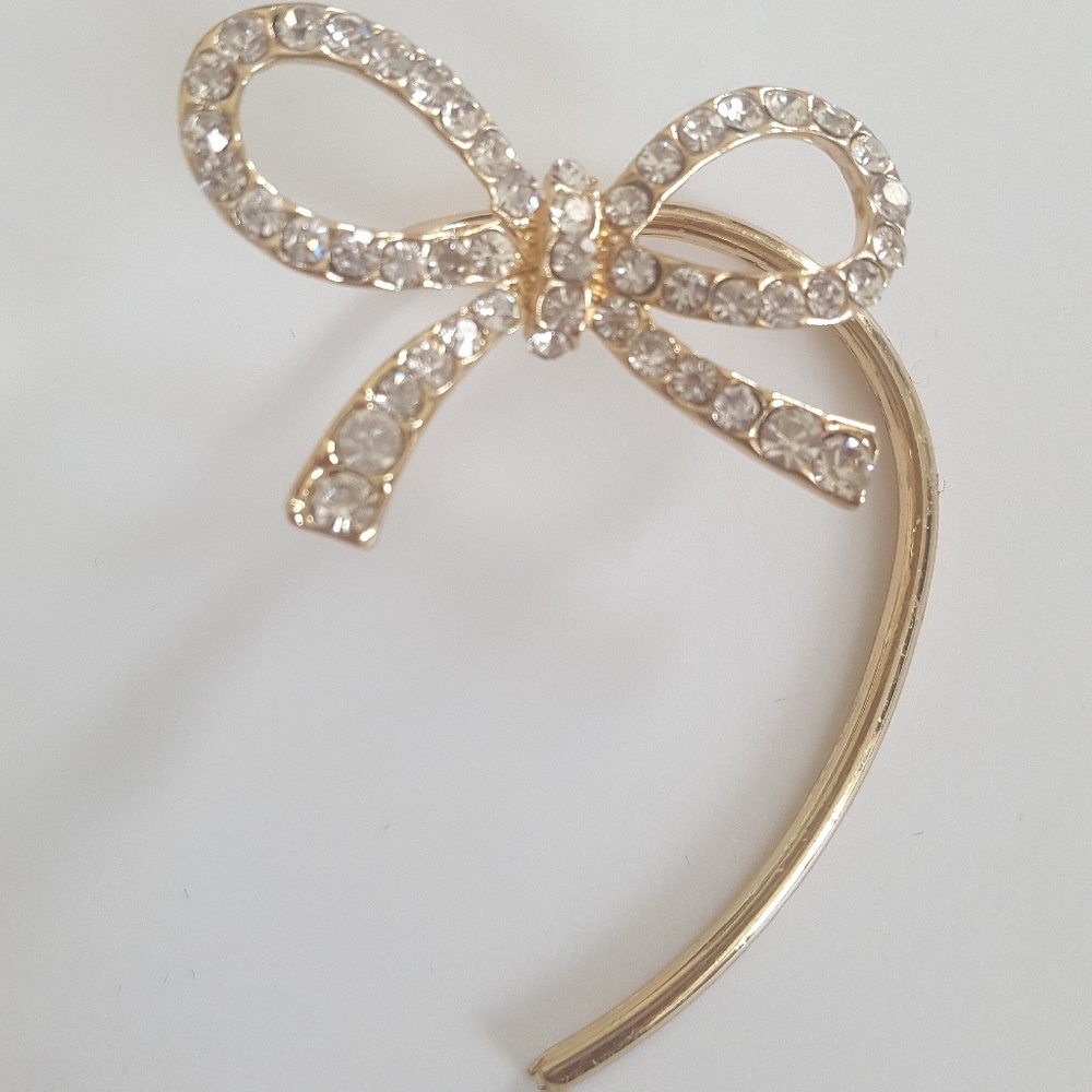3/20 Gold bow ear cuff