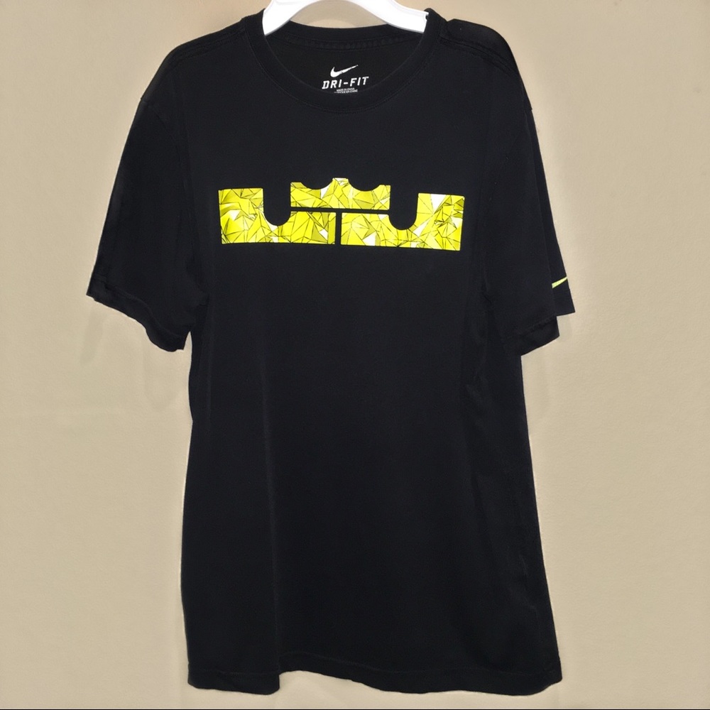 Men's size Medium Nike Dri-Fit shirt
