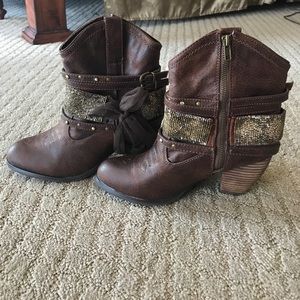 Super cute cowboy boots from the Buckle size:9