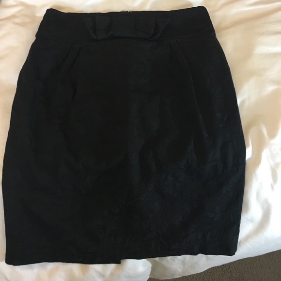 Sz 4 Black embossed roses pencil skirt with bow - Picture 1 of 4