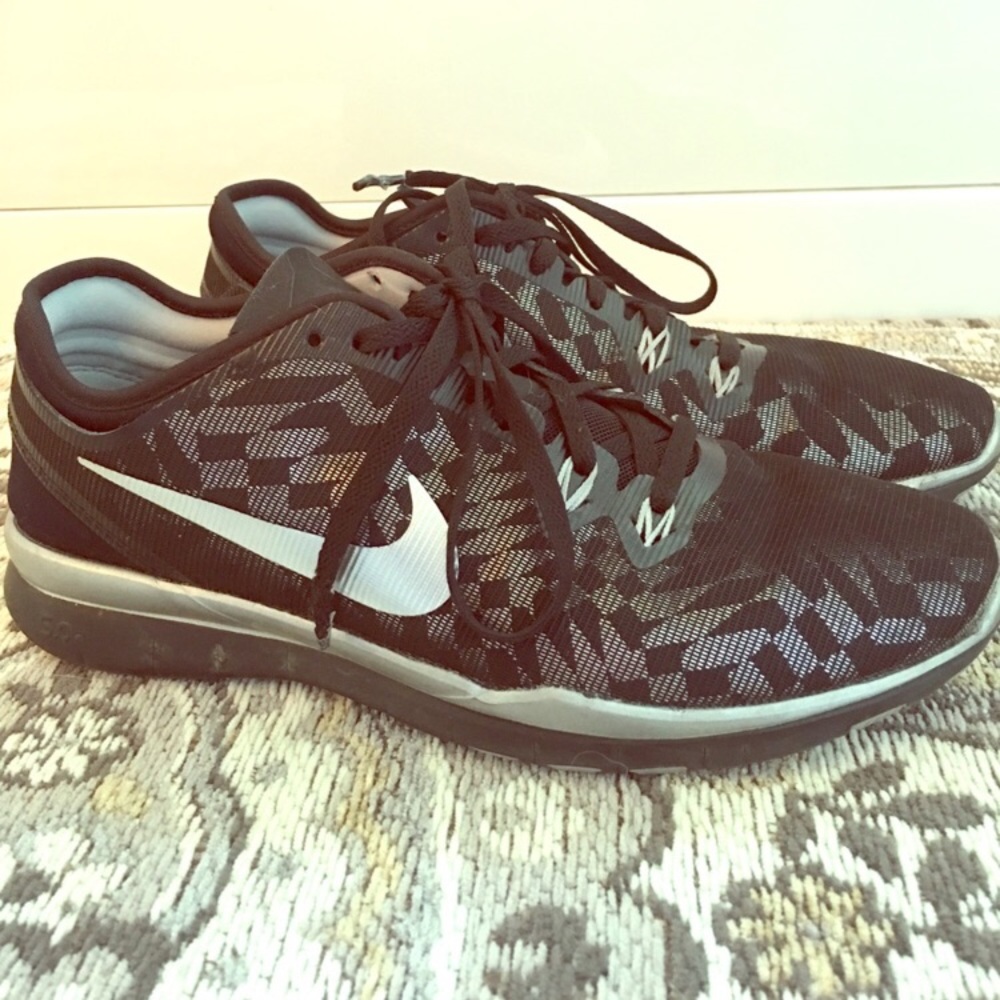 Black Nike Free fit 5