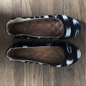 Reef black and white flats
