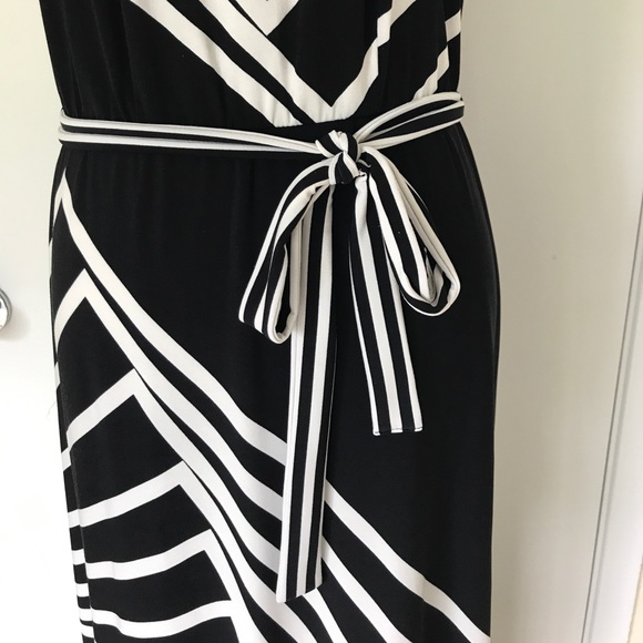 STUNNING GRAPHICS BCBG MAXAZRIA DRESS. - Picture 4 of 8