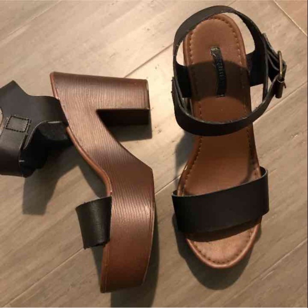 SOLD ~Cute platforms for summer 🏄🏽‍♀️