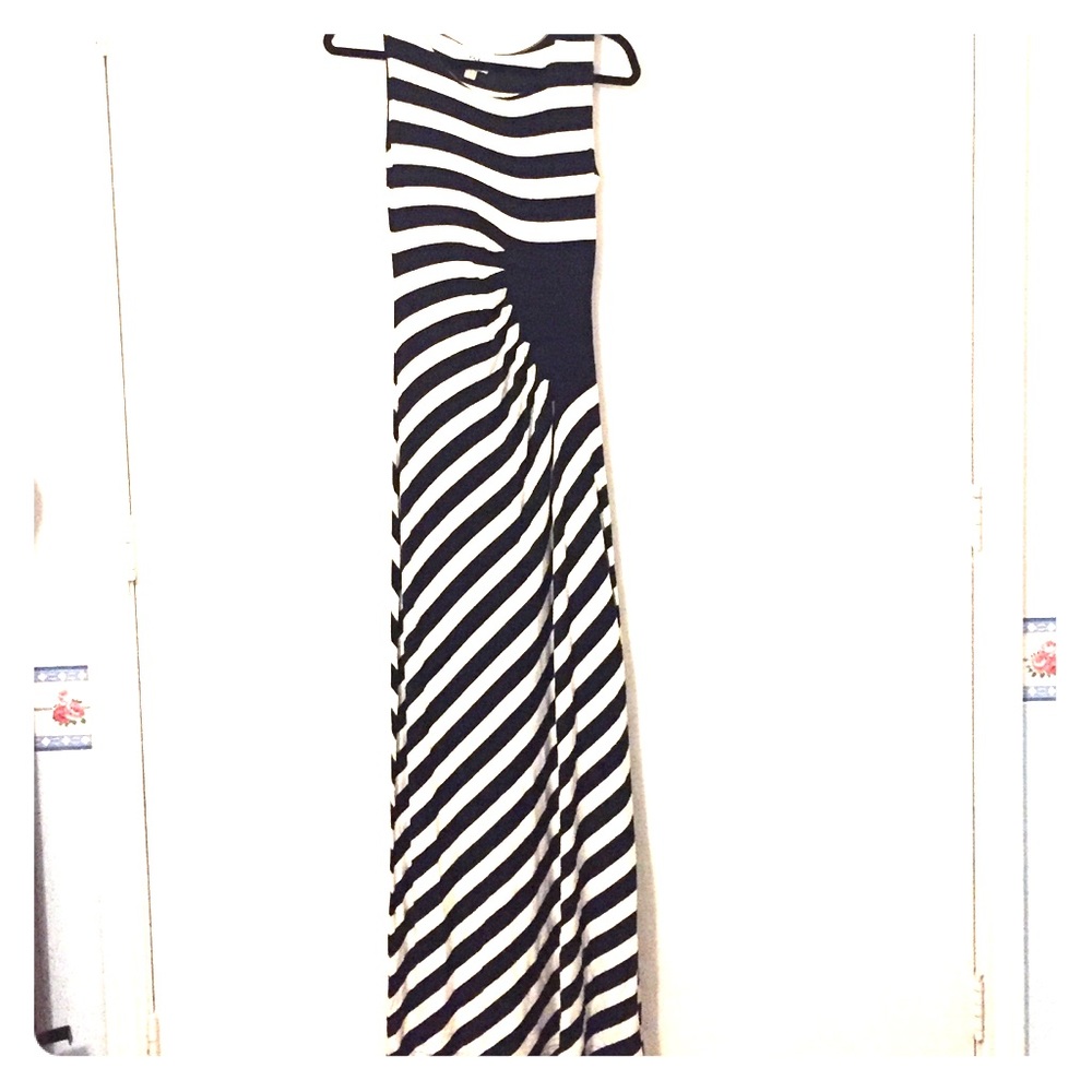 Eci Black and Whit Maxi Dress Small