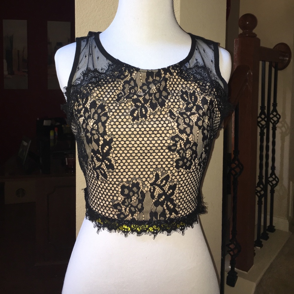 Black Lace Crop-top
