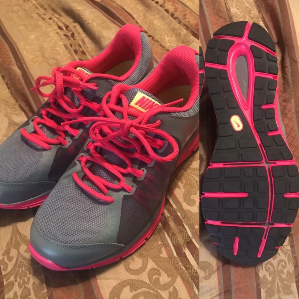 Women's Nike tennis shoes