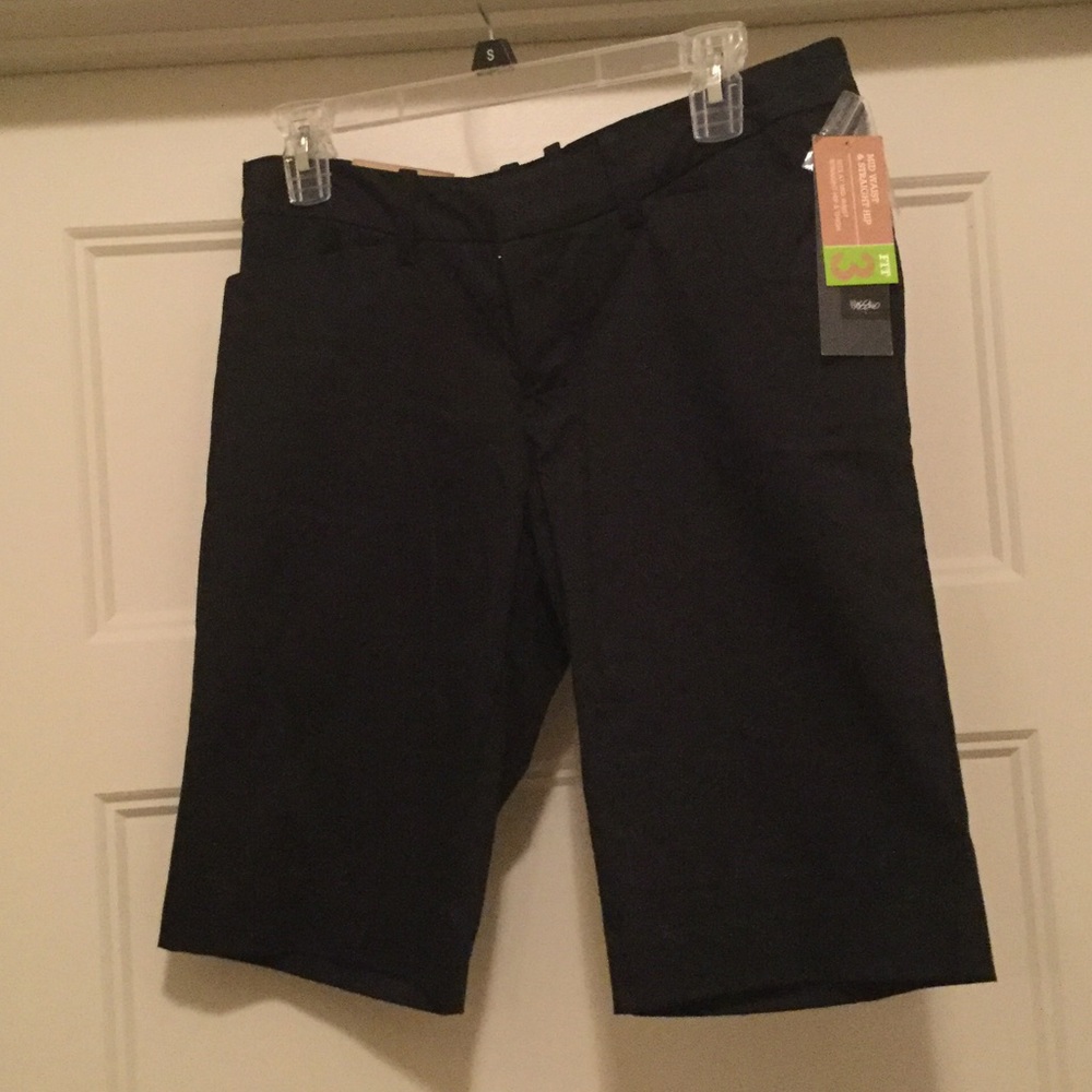 NWT Black Bermuda/ Golf shorts by Mossimo. Size 8