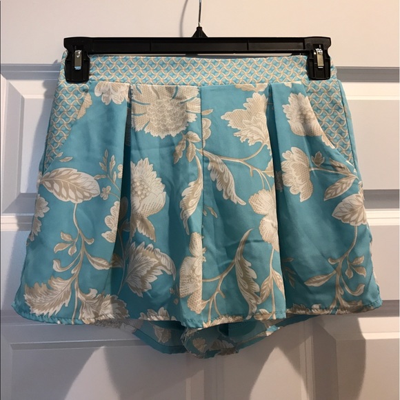 Francesca Collection's women's floral shorts - Picture 2 of 3