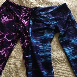 2 pairs of cropped workout leggings