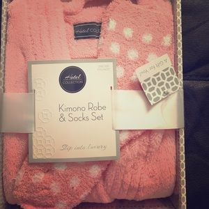 💥SALEEEEE 💥COZYYY Robe and socks! Ultra soft!