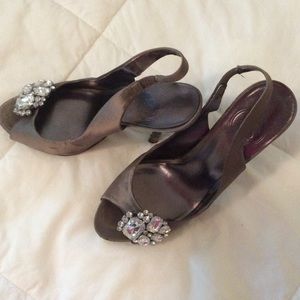 Ooh-la-la! Bling on satin taupe heels 👠