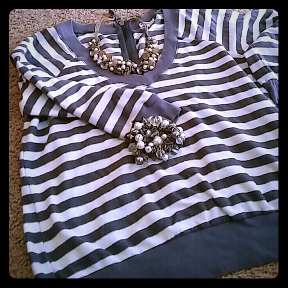 Women's sweater with a zipper in the back