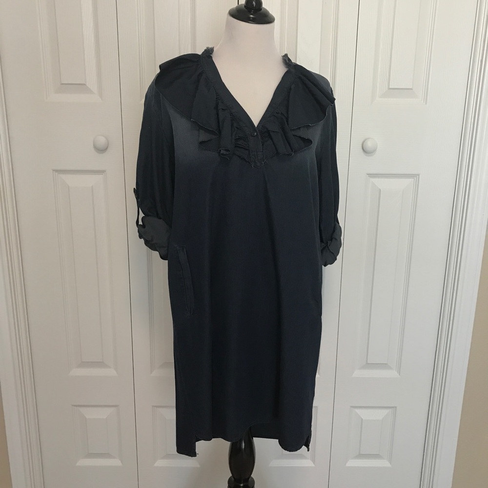 NEW. Chambray dress, quarter sleeve with pockets.
