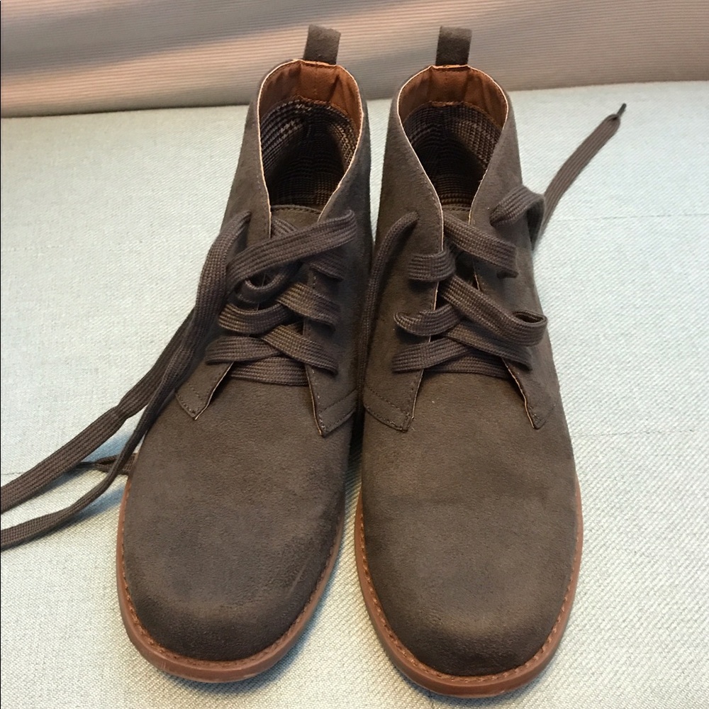 Gray chukka boots, mid-top