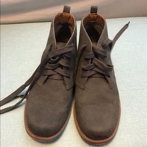 Gray chukka boots, mid-top