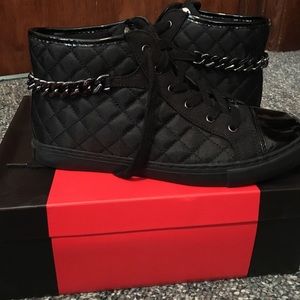 guess black quilted sneaker with chain detail