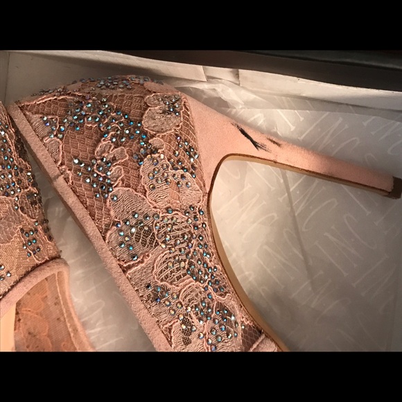 INC pump in size 8.5 - Picture 4 of 4