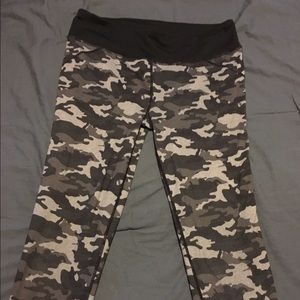 Fabletics camo capri size medium