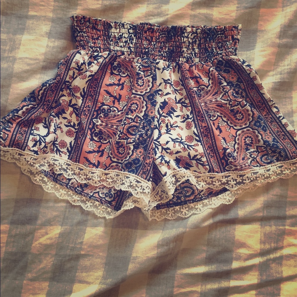 Millie ruched paisley shorts with lace hem - Sz M
