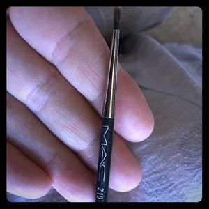 MAC 210 eyeliner brush