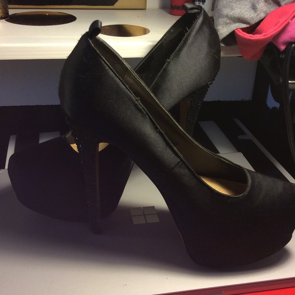 Heels - Picture 3 of 4