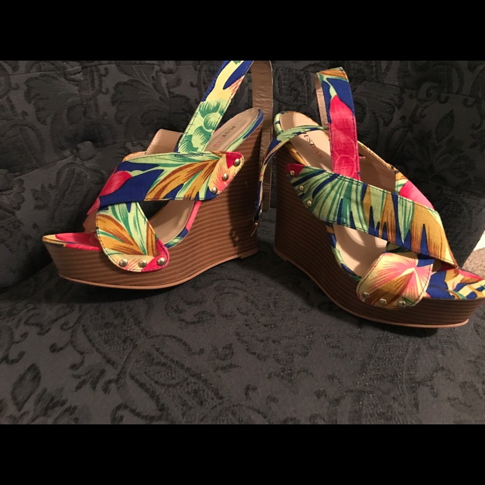 Hawaiian pattern wedges
