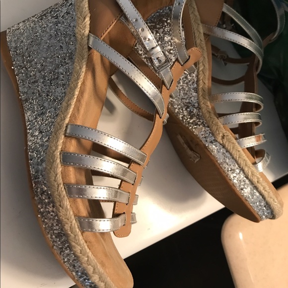 Stuart Weitzman kids shoe in size 4 - Picture 2 of 4